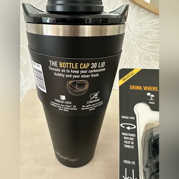 FlasKap Black Tumbler with Liquor Kap - Picture 4 of 4